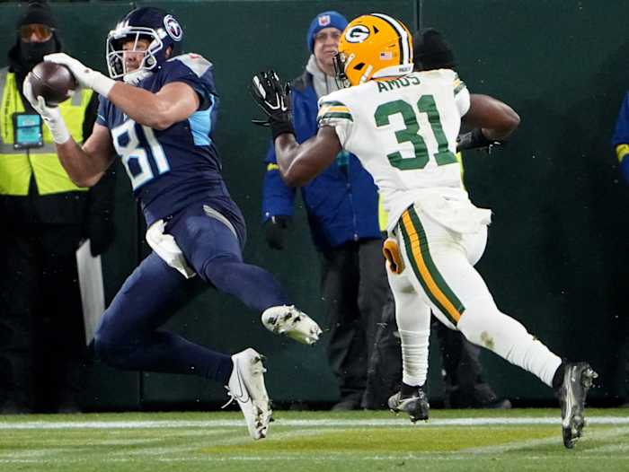Tennessee Titans tight end Austin Hooper (81) catches 16-yard touchdown pass while being covered by Green Bay Packers safety Adrian Amos (31)during the fourth quarter of their game Thursday, November 17, 2022 at Lambeau Field in Green Bay, Wis. The Tennessee Titans beat the Green Bay Packers 27-17